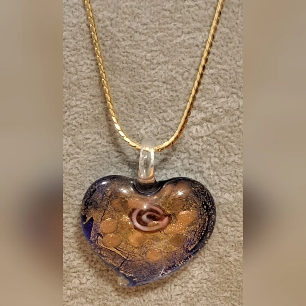 EUC Vintage Trifari Hand Blown Glass Heart Necklace Jewelry w/ Gold Tone Chain
